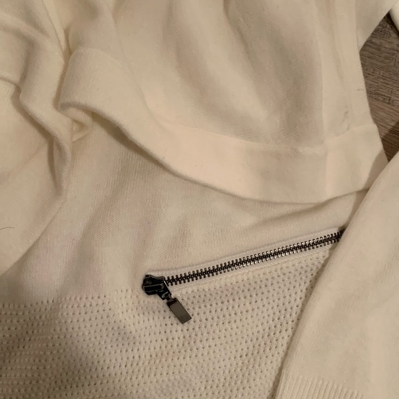 Chico’s Off White Cardigan Zipper pockets detail Size 1 Soft Cozy lightweight - Picture 4 of 5